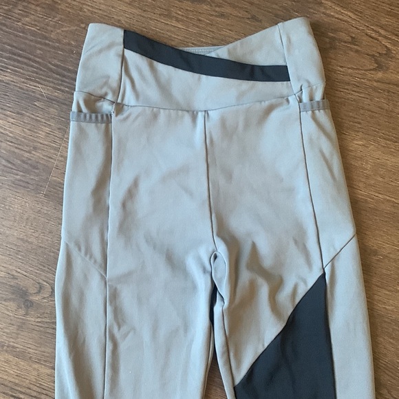 Gymshark gray and black athletic leggings with pockets size XS - Picture 2 of 6